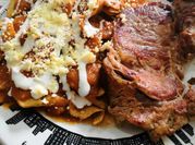 Una foto de chilaquiles con carne