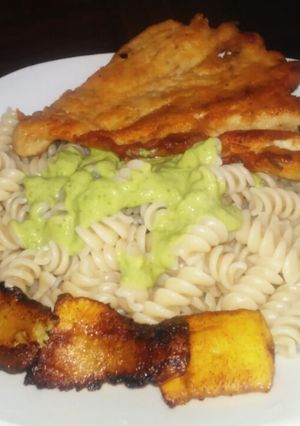 Una foto de 💃 Maravillosa milanesa con pasta y delicioso pesto🌿🌱🍴