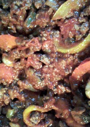 A picture of hearty pasta sauce.