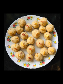 தேங்காய் ரவாலட்டு செய்முறை முக்கிய புகைப்படம்