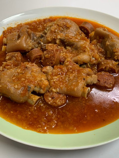 Una foto de Manitas de cerdo con chorizo