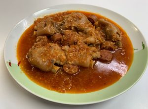 Una foto de Manitas de cerdo con chorizo