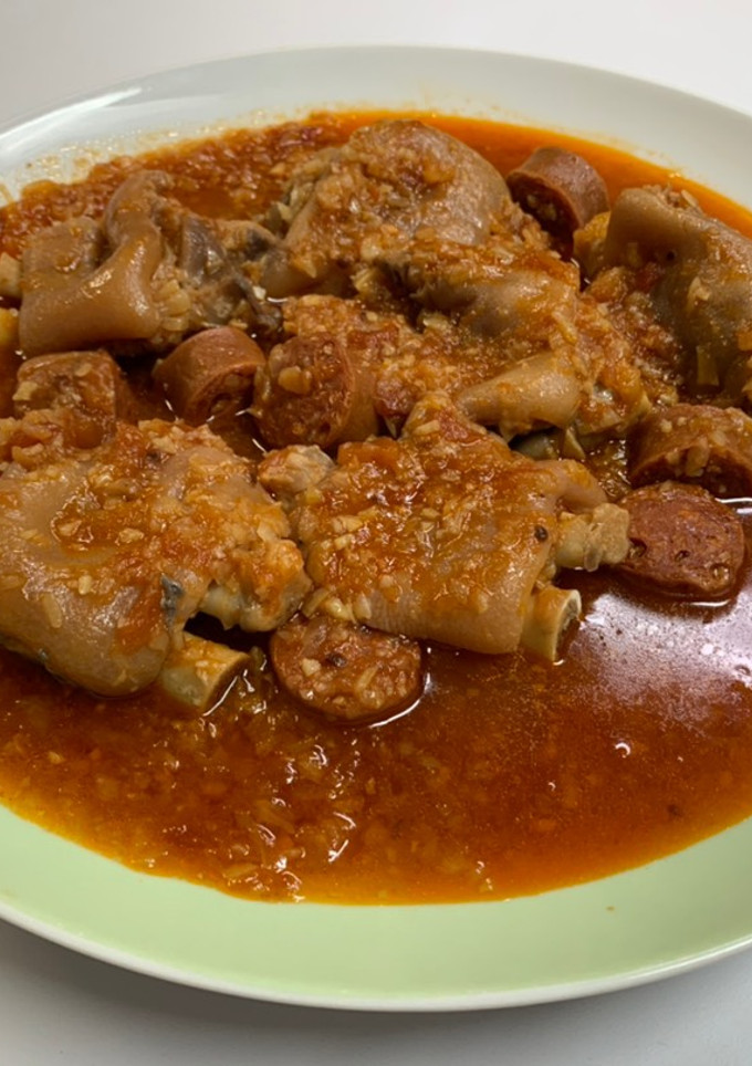 Una foto de Manitas de cerdo con chorizo
