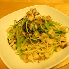 Komatsuna and King Oyster Mushroom Aglio, Olio e Peperoncino A picture of Komatsuna and King Oyster Mushroom Aglio, Olio e Peperoncino.