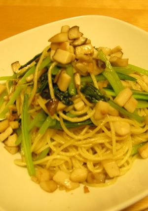A picture of Komatsuna and King Oyster Mushroom Aglio, Olio e Peperoncino.