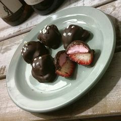 A picture of Strawberry marshmallow chocolate bites.