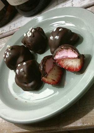A picture of Strawberry marshmallow chocolate bites.