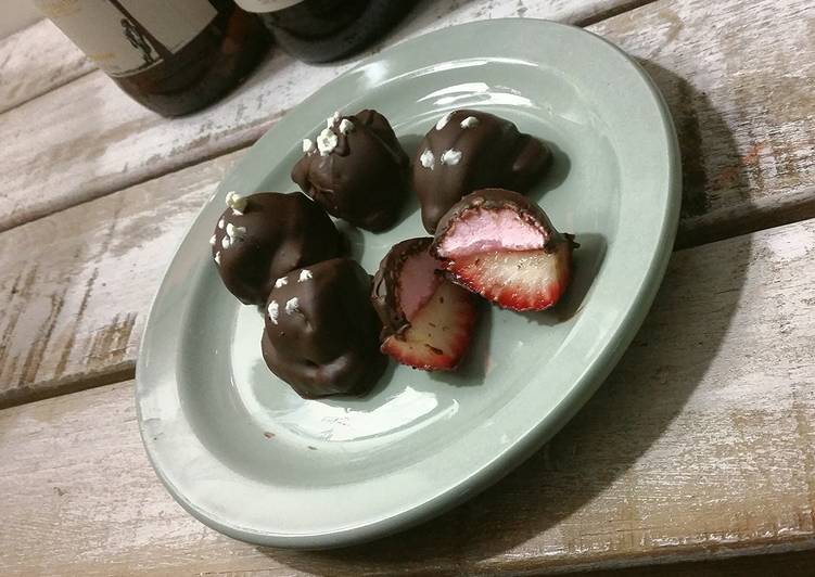 Recipe of Appetizing Strawberry marshmallow chocolate bites