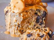 Una foto de mug cake de avena con huevo