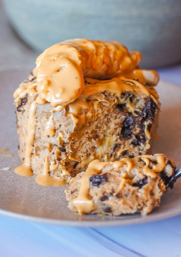 Una foto de Mug cake banana bread con chocolate