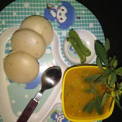 A picture of Idli sambhar.