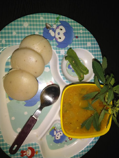 A picture of Idli sambhar.