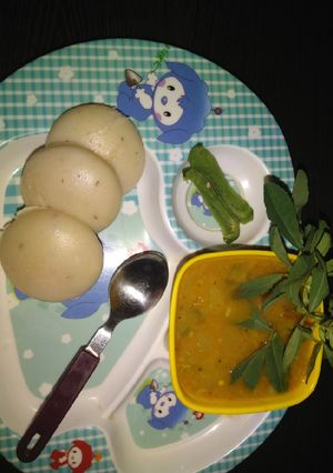 A picture of Idli sambhar.