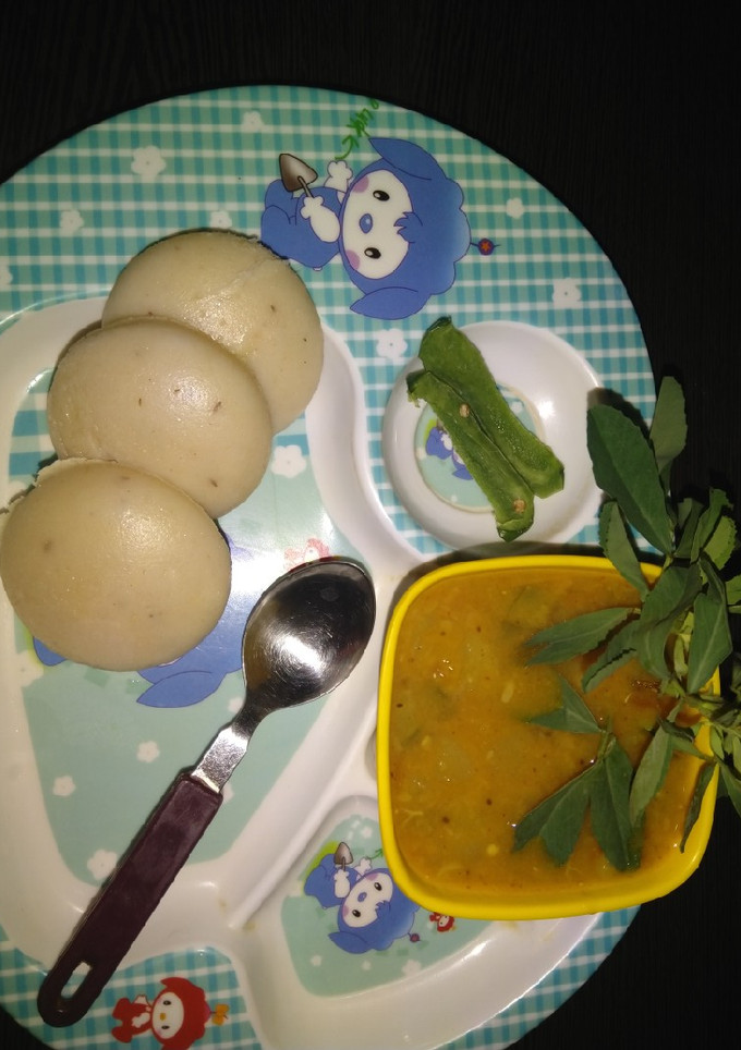 A picture of Idli sambhar.