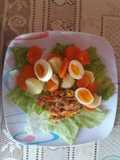 Ensalada de atún con aderezo de mayonesa y vegetales