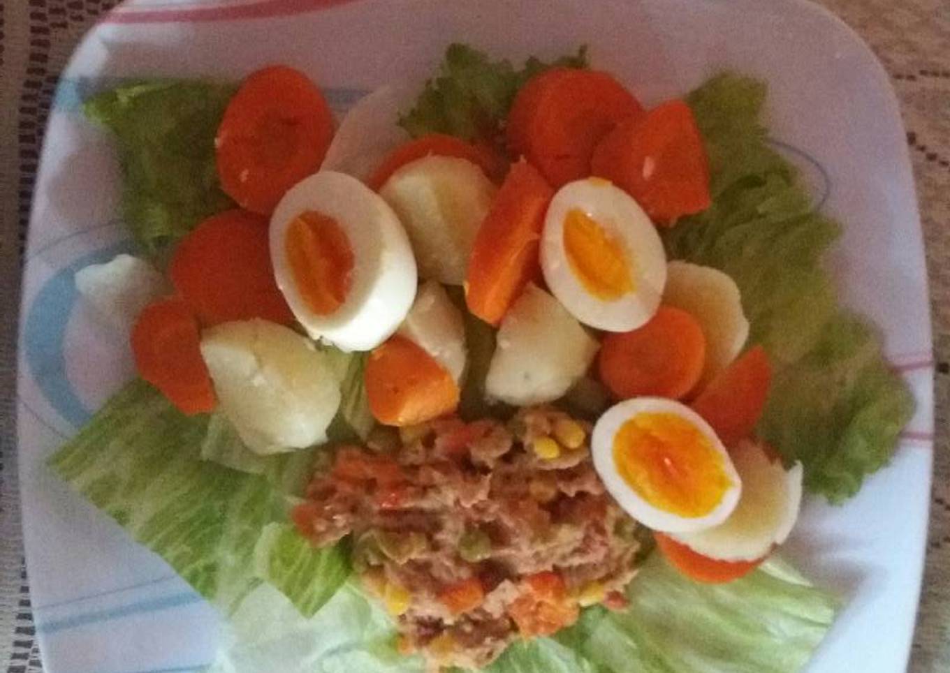 Ensalada de atún con aderezo de mayonesa y vegetales