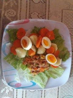 Una foto de Ensalada de atún con aderezo de mayonesa y vegetales