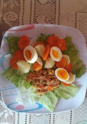 Una foto de Ensalada de atún con aderezo de mayonesa y vegetales