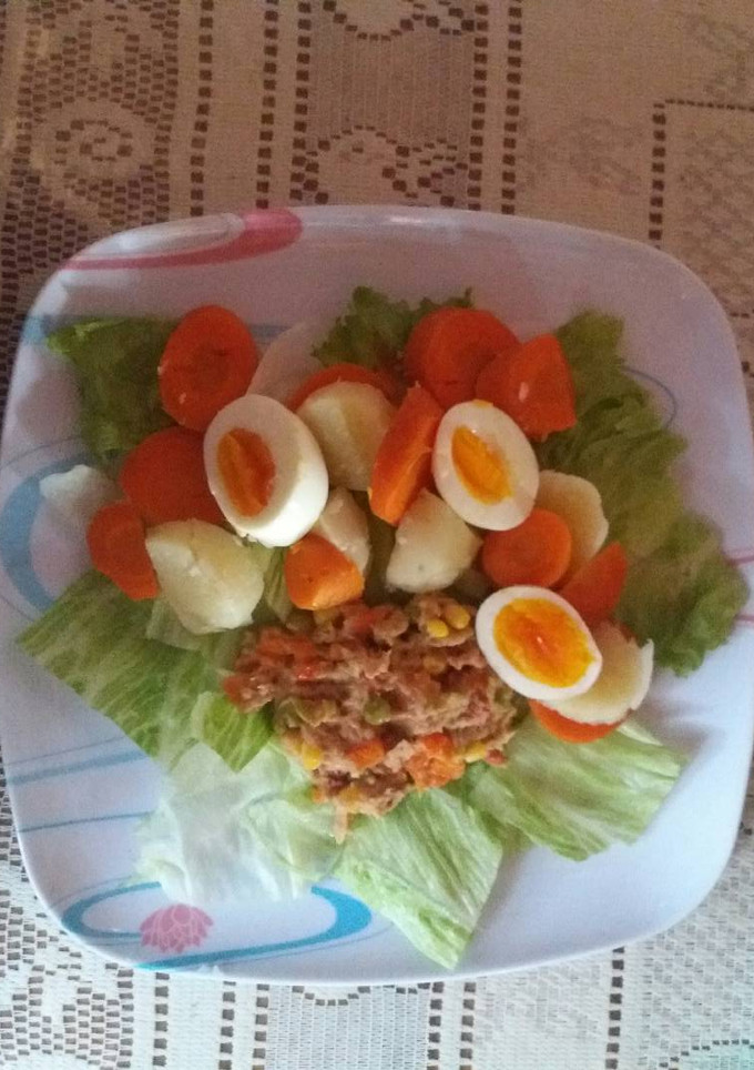 Una foto de Ensalada de atún con aderezo de mayonesa y vegetales