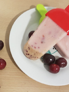 Una foto de Helado de cerezas y yogur🍒