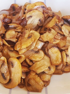 Una foto de Champiñones Salteados con ajo, cebolla y soja dulce