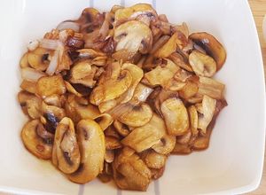 Foto principal de Champiñones Salteados con ajo, cebolla y soja dulce