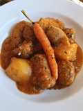 Albóndigas y butifarra con chipirones, patatas y zanahorias baby