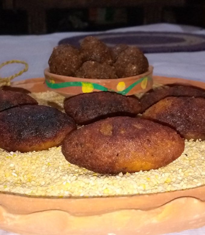 মুগের ডালের ভাজা পিঠে (moong dal bhaja pithe recipe in Bengali) রেসিপির প্রধান ছবি