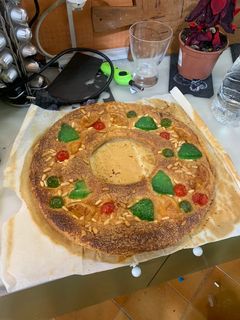 Una foto de Tórtell de hojaldre y fruta escarchadas