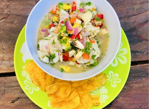 Una foto de Ceviche de reineta con palta y champiñones🥑🐟🍄