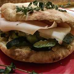 Foto di Puccia con tacchino arrosto e zucchine alla menta e maggiorana