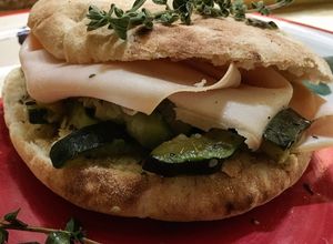 Foto di Puccia con tacchino arrosto e zucchine alla menta e maggiorana