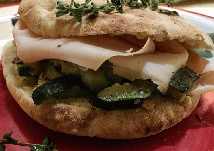 Puccia con tacchino arrosto e zucchine alla menta e maggiorana