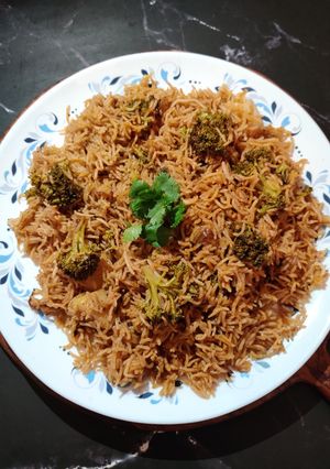 A picture of BROCCOLI PULAO in COOKER.