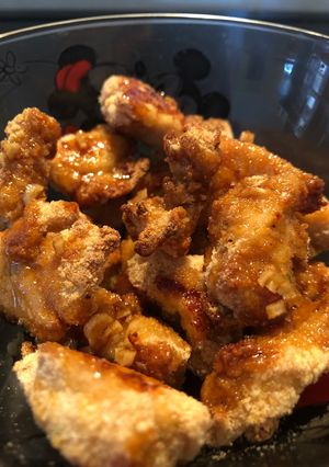Foto principal de Bocaditos de pollo al horno con salsa de ajo y miel. Picoteo bajo en calorías