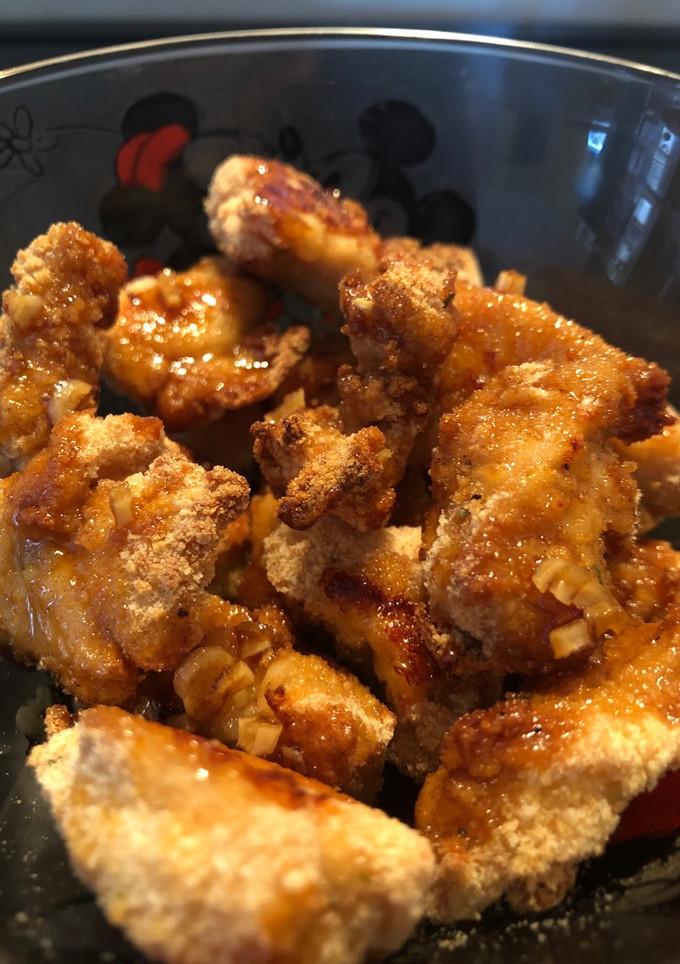 Una foto de Bocaditos de pollo al horno con salsa de ajo y miel. Picoteo bajo en calorías