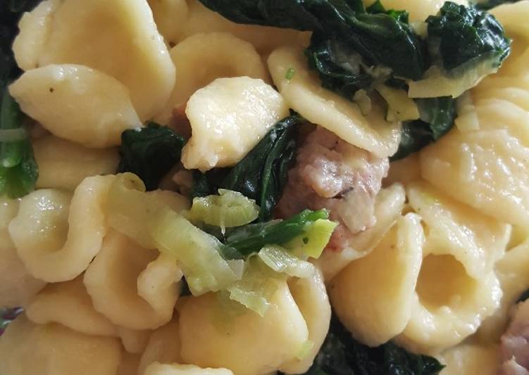 Orecchiette con porro spinaci e salsiccia