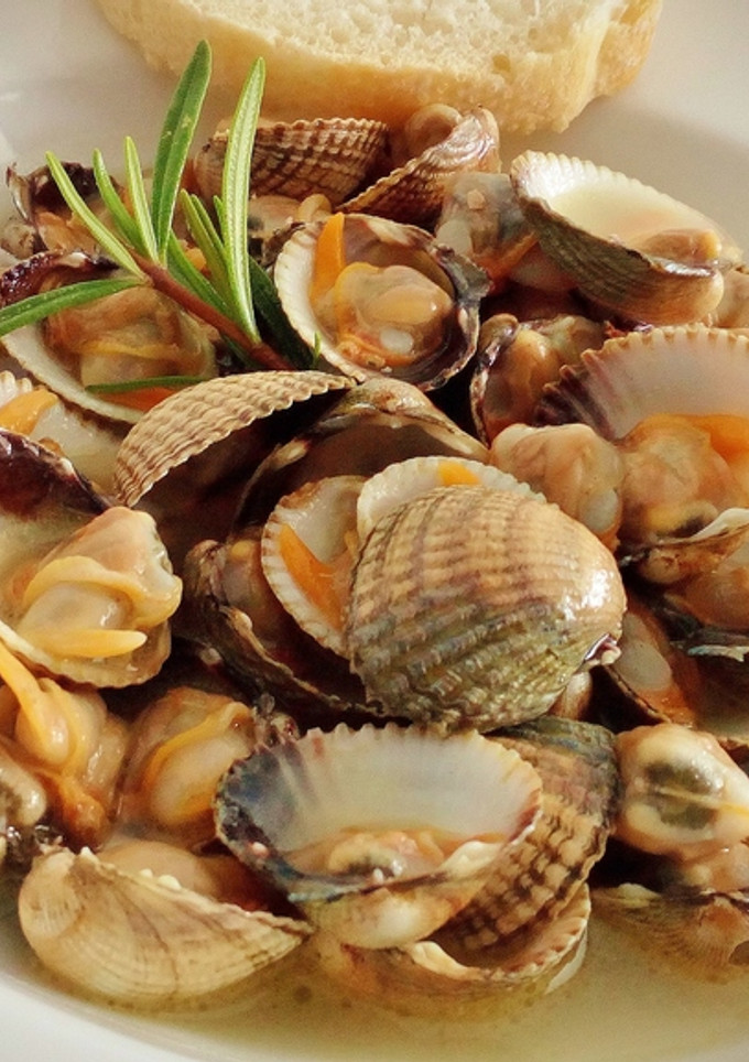 Una foto de Berberechos a la plancha al aroma de romero