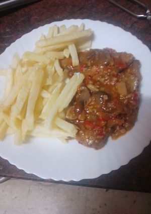 Una foto de Mi versión de fricandó de ternera con setas al ajillo y papas fritas