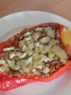 Una foto de Pimiento asado relleno de quinoa y salsa de tomate