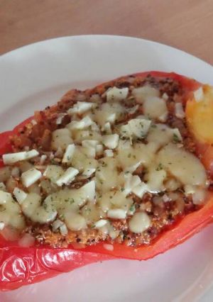 Una foto de Pimiento asado relleno de quinoa y salsa de tomate