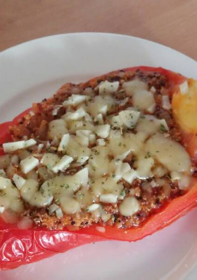 Una foto de Pimiento asado relleno de quinoa y salsa de tomate