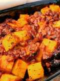 Polenta al forno con sugo di tempeh, olive e capperi