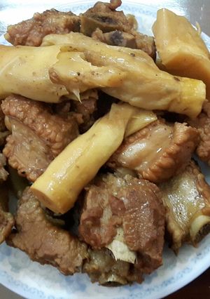 Hình của món Sườn kho măng.
