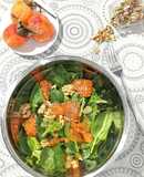 Ensalada de espinacas con caqui, nueces y uva