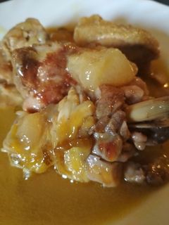 Una foto de Pollo guisado en salsa de melón