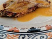 Una foto de chuletas de aguja en salsa