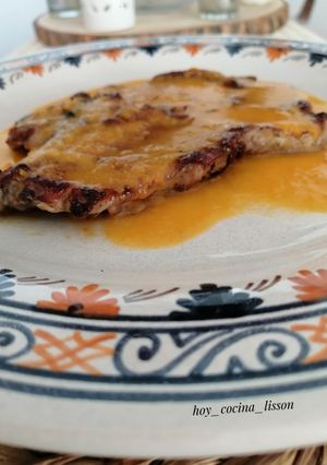 Una foto de Chuletas de aguja de cerdo en salsa española