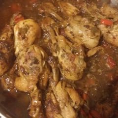 A picture of Jamaican brown stew chicken.