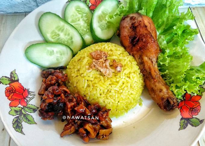 Resep Nasi Kuning Simple Rice Cooker Oleh Erna Wati Santoso - Cookpad